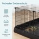 Schwarzes Drahtgehege für Haustiere auf erhöhtem, wasserdichtem Unterlage mit Heu und Pellets; deutsche Überschrift 'Robuster Bodenschutz' und Funktionssymbole.