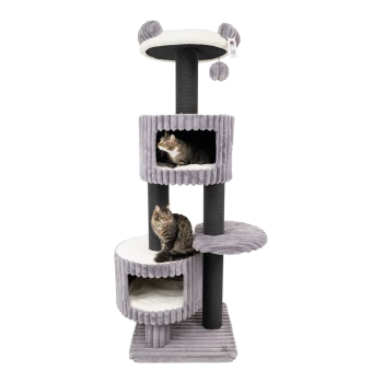 Ein grauer Katzenbaum mit drei Ebenen, auf dem zwei Katzen drinnen und auf den Plattformen entspannen, und ein hängendes Spielzeug oben.