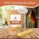 Wildfang Hartkäse Kaustab Bunky Hundekau-Stick im Churpy-Stil mit Verpackung und Stick gezeigt.
