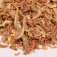 Eine Nahaufnahme einer Mischung aus getrockneten Garnelen und kleinen braunen Haustierfutterpellets, verstreut auf einem Gitterhintergrund.