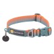 Ein farbenfrohes Hundehalsband mit einem blauen und orangefarbenen Design, mit einer Metallschnalle und einem Anhänger, der das Ruffwear-Logo zeigt.