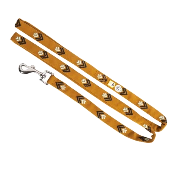 Eine stilvolle gelbe Hundeleine mit einem Zickzackmuster in Schwarz und Weiß, mit einem Metallclip zur Befestigung.