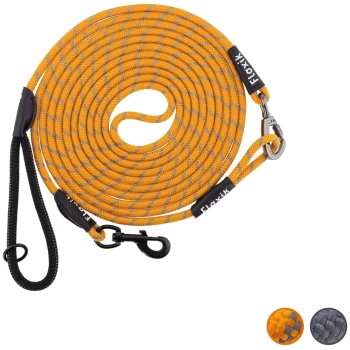 Eine aufgerollte orange-graue Hundeleine mit einem schwarzen Griff und einem Metallclip, auf dem der Markenname 'Flaxtik' am Griff steht.