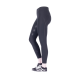 Seitenansicht einer Person in schwarzen Leggings mit einem strukturierten Panel an einem Bein, kombiniert mit schwarz-weißen Turnschuhen.