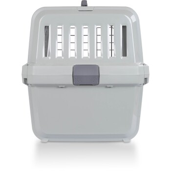 Eine graue Haustiertrage mit einer Vorderseite, die Belüftungsschlitze und einen Druckknopfverschluss für einfaches Öffnen aufweist.