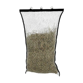 Ein genetzter Heusack, gefüllt mit Heu, entworfen für die Fütterung von Haustieren, mit schwarzem Rand und Metallhaken zum Aufhängen.