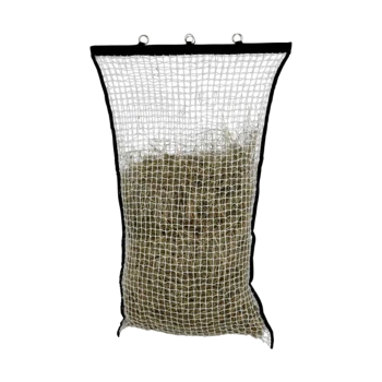 Ein genetzter Heusack, gefüllt mit Heu, entworfen für die Fütterung von Haustieren, mit schwarzem Rand und Metallhaken zum Aufhängen.