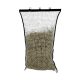 Ein genetzter Heusack, gefüllt mit Heu, entworfen für die Fütterung von Haustieren, mit schwarzem Rand und Metallhaken zum Aufhängen.