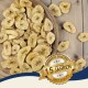 Getrocknete Bananenscheiben in einer Holzschale mit einem goldenen Abzeichen mit der Aufschrift "15 Jahren" und "Bewährte Qualität" auf einer Holzoberfläche.