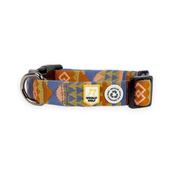 Bunter Hundehalsband mit geometrischen Mustern in Blau, Orange und Pink, mit "WOOLLY WOLF"-Logo und Recycling-Symbol.