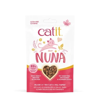 Catit Nuna Katzenleckerlis Verpackung mit einer rosa Katzenillustration, die "89% nachhaltiges Protein" und "mit Insektenprotein & Huhn" angibt.