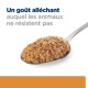 Une cuillerée de nourriture pour animaux avec une texture lisse et en morceaux, accompagnée du texte "Un goût alléchant auquel les animaux ne résistent pas."