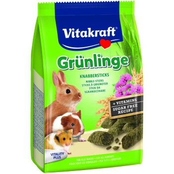 Emballage des bâtonnets Vitakraft Grünlinge Nibble mettant en vedette un lapin, un cochon d'Inde et un hamster, avec un texte soulignant les vitamines et la recette sans sucre.