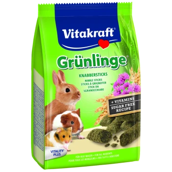 Verpackung von Vitakraft Grünlinge Nibble Sticks mit einem Kaninchen, Meerschweinchen und Hamster, mit Text, der Vitamine und ein zuckerfreies Rezept hervorhebt.