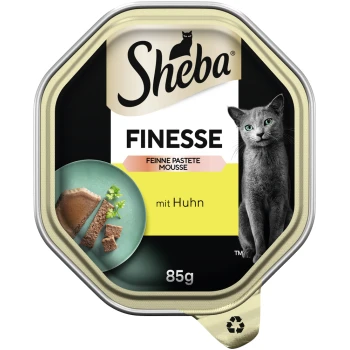 Finesse Feine Pastete 22x85g Huhn Sheba Finesse Katzenfutterverpackung mit einer Mousse mit Huhn, 85g, und einem Teller des Produkts mit Kräutern.