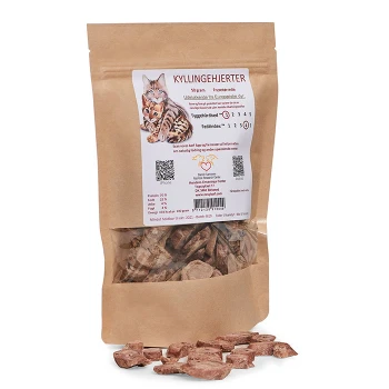 Braune Papiertüte mit Hühnerherzen für Katzen, mit einem Etikett, das Bilder einer Katze und eines Kätzchens, Nährwertinformationen und einen QR-Code zeigt.