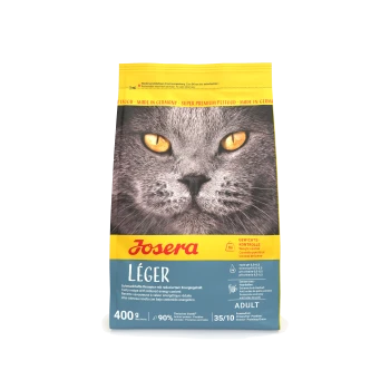 Nahaufnahme des Gesichts einer grauen Katze auf einer Josera-Katzenfuttertüte, die "LÉGER", Gewichtskontrolle und Nährwertinformationen: 400g, 90% Protein hervorhebt.