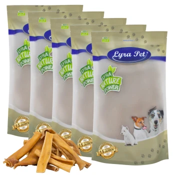 Fünf Beutel Lyra Pet Nature Power Hundeleckerlis, mit einem Haufen Kausticks davor.