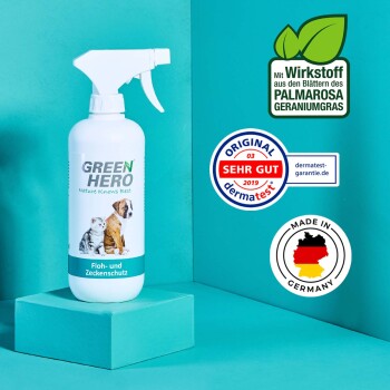 Eine Flasche des GREEN HERO Floh- und Zeckenschutzsprays für Haustiere, mit einem Hund und einer Katze auf dem Etikett, mit Zertifizierungen und dem Logo "Made in Germany."