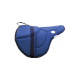 Blau gepolsterte Haustiergeschirr mit einem schwarzen Riemen, mit einem runden Anhang und einem kleinen Etikett an der Seite.
