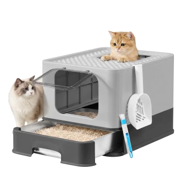 Grau abgedeckte Katzentoilette mit herausziehbarer Pellet-Schublade, Schaufel und Bürste; rotgetigerte Katze lugt von oben hervor, creme-graue Katze an der Seite.