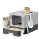 Grau abgedeckte Katzentoilette mit herausziehbarer Pellet-Schublade, Schaufel und Bürste; rotgetigerte Katze lugt von oben hervor, creme-graue Katze an der Seite.