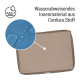Nahaufnahme eines wasserabweisenden Haustierbettes aus Cordura-Stoff, das Tropfen zeigt. Text: "Wasserabweisendes Innenmaterial aus Cordura Stoff."