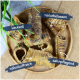 Eine Holzschüssel gefüllt mit verschiedenen natürlichen Haustierleckerlis, beschriftet mit den Texten: "Leckerli," "naturbelassen," "nährstoffreich," und "zahnpflegend."