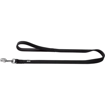 Schwarze Lederhundeleine mit gepolstertem Handschlaufen-Griff, silbernem Karabiner und kleinem Metall-Logoschild auf weißem Hintergrund.