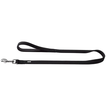 Schwarze Lederhundeleine mit gepolstertem Handschlaufen-Griff, silbernem Karabiner und kleinem Metall-Logoschild auf weißem Hintergrund.