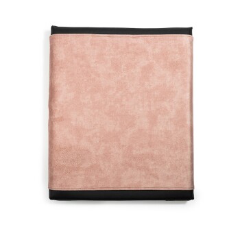 Eine gefaltete Haustierdecke aus weichem pinkfarbenem Stoff mit einem schwarzen Rand, auf einem weißen Hintergrund präsentiert.