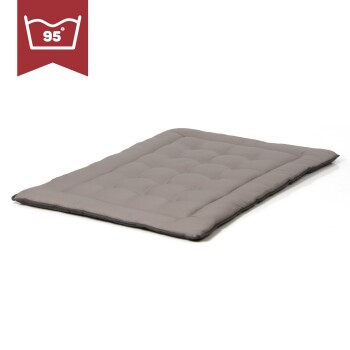 Graues Hundebett mit einem gesteppten Design, das ein Etikett trägt, das angibt, dass es bei 95°F maschinenwaschbar ist.