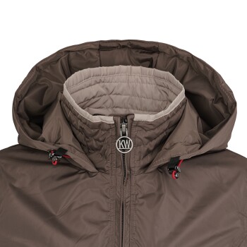 Braune Haustierjacke mit Kapuze, ausgestattet mit einem Reißverschluss vorne und einem Logo-Tag. Das Innere ist mit einer helleren Farbe gefüttert.