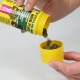 Eine Hand gießt grüne Fischfutterpellets aus einem gelben Behälter mit der Aufschrift 'PRO JBL NOVO PLECO' in einen passenden gelben Deckel.