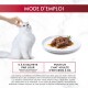 Witte langharige kat geaaid naast een bord nat kattenvoer; GEBRUIKSAANWIJZING — 5–6 zakjes per dag — voor volwassen kat ~4 kg
