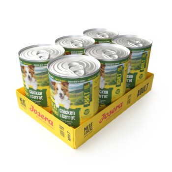 Sechserpack Josera Adult Hundefutterdosen 'Chicken & Carrot' in gelbem Tray, Hundefoto auf den Etiketten und sichtbare Texte 'Adult' und 'Meat Lovers'.