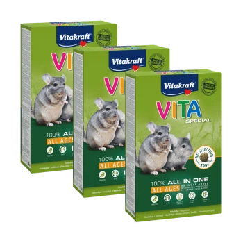 Drei Schachteln Vitakraft VITA Special Chinchillafutter, mit zwei Chinchillas auf der Vorderseite. Der Text hebt "100% ALL AGES" und "NO SUGAR ADDED" hervor.