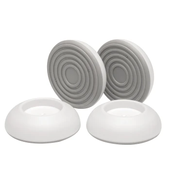 Set aus zwei weißen Futterschalen für Haustiere mit grauen Gummibasen, die dafür ausgelegt sind, ein Verrutschen zu verhindern.