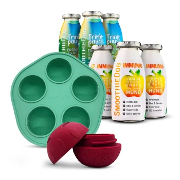 Grüne SmoothieDog Silikonform, roter Leckerbissenball mit Keks und sechs SmoothieDog Immunstärkende und Erfrischende Snackflaschen für Hunde.