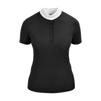 Schwarzes Poloshirt mit kurzen Ärmeln, mit einem weißen perforierten Kragen und einer geknöpften Leiste.