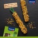 Dwa chrupiące, nasionowe przysmaki dla małych zwierząt, o długości 13-14 cm i średnicy 3-3,5 cm, z logo Vitakraft i opakowaniem.