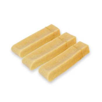 Drei rechteckige Hundekauartikel in einem hellgelben Farbton, nebeneinander auf einem weißen Hintergrund gestapelt.