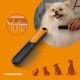 Fiskars-Entfilzungskamm mit orangefarbenem Griff und Metallzähnen, ein flauschiger Pomeranian wird gebürstet, 'FISKARS'-Logo