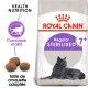 Nourriture pour chat Royal Canin Regular Sterilised pour 7 ans et plus, présentant un chat noir, des morceaux de croquettes et des allégations nutritionnelles pour la santé.