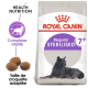 Nourriture pour chat Royal Canin Regular Sterilised pour 7 ans et plus, présentant un chat noir, des morceaux de croquettes et des allégations nutritionnelles pour la santé.