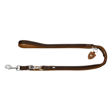 Braune Leder-Hundeleine mit weißen Nähten und einem silbernen Verschluss, mit einem kleinen braunen Etikett.