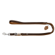 Braune Leder-Hundeleine mit weißen Nähten und einem silbernen Verschluss, mit einem kleinen braunen Etikett.