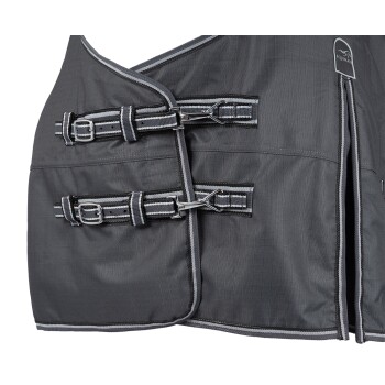 Grau Pferdedecke mit verstellbaren Riemen und Schnallen, mit einem eleganten Design und einem Logo-Patch oben links.