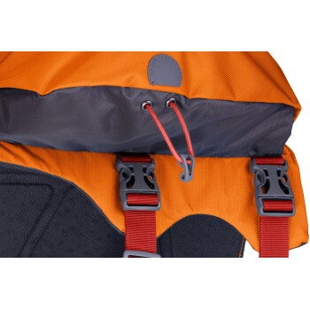 Nahaufnahme eines Haustier-Rucksacks mit einem orange-grauen Design, roten Riemen und Schnallen für eine sichere Befestigung.
