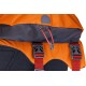 Nahaufnahme eines Haustier-Rucksacks mit einem orange-grauen Design, roten Riemen und Schnallen für eine sichere Befestigung.